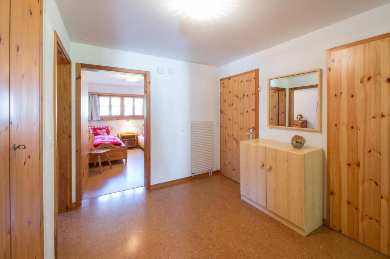 Ferienwohnungen Muntschi Andeer Room photo